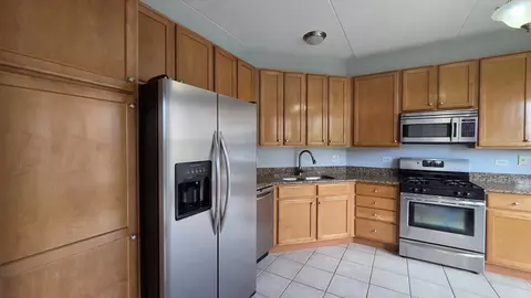 Kitchen - 715 Astor Ln #401, Wheeling, IL 60090 photo 3 of 4