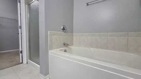 Bath - 715 Astor Ln #401, Wheeling, IL 60090 photo 2 of 4