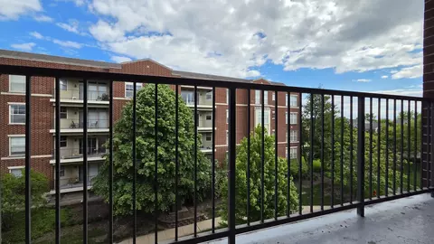 Exterior - 715 Astor Ln #401, Wheeling, IL 60090 photo 3 of 4