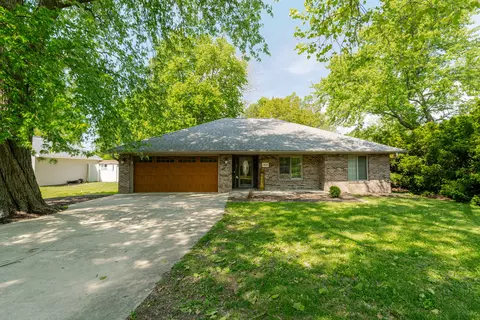 3018 Springfield Rd, East Peoria, IL 61611