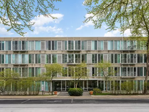 2555 Gross Point Rd #202, Evanston, IL 60201
