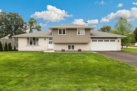 3 S611 Wilbur Ave, Warrenville, IL 60555