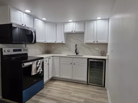 Kitchen - 127 N Wolf Rd #41A, Wheeling, IL 60090 photo 1 of 5