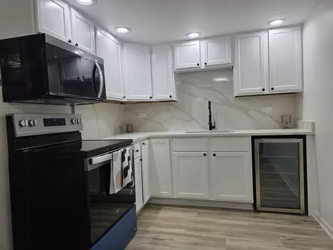 Kitchen - 127 N Wolf Rd #41A, Wheeling, IL 60090 photo 2 of 5