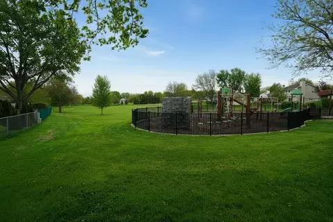 Exterior - 4092 Victoria Dr, Hoffman Estates, IL 60192 photo 10 of 12