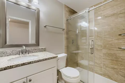 Bath - 4092 Victoria Dr, Hoffman Estates, IL 60192 photo 4 of 4