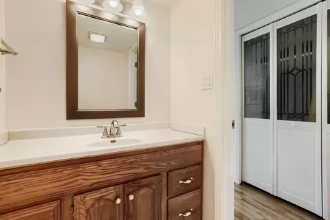 Bath - 4092 Victoria Dr, Hoffman Estates, IL 60192 photo 1 of 4