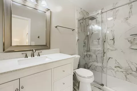 Bath - 4092 Victoria Dr, Hoffman Estates, IL 60192 photo 2 of 4