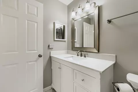 Bath - 4092 Victoria Dr, Hoffman Estates, IL 60192 photo 3 of 4
