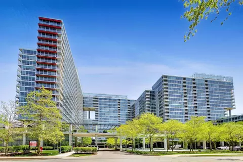 9655 Woods Dr #814, Skokie, IL 60077