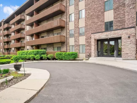 120 Lakeview Dr #417, Bloomingdale, IL 60108