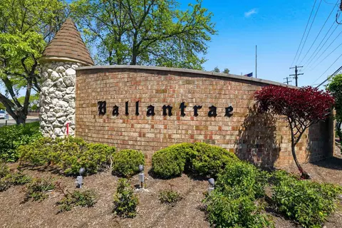 660 Ballantrae Dr #B, Northbrook, IL 60062