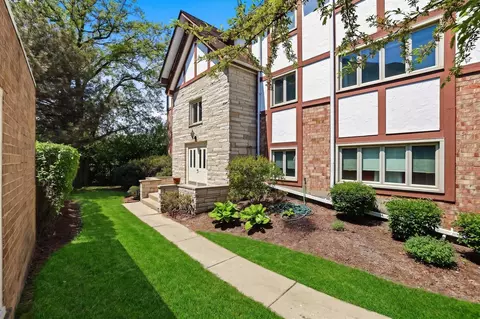 660 Ballantrae Dr #B, Northbrook, IL 60062