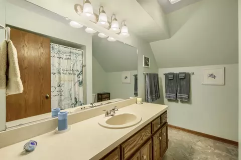Bath - 245 Old Forge Rd, Elgin, IL 60123 photo 4 of 4