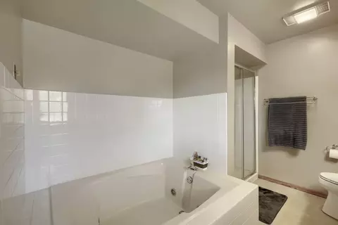 Bath - 245 Old Forge Rd, Elgin, IL 60123 photo 3 of 4