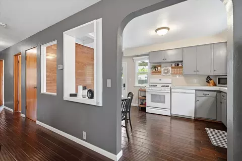 Entry Way - 505 E Poplar St, Normal, IL 61761 photo 2 of 2