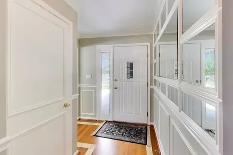 Entry Way - 1976 Robert St, Aurora, IL 60506 photo 2 of 3