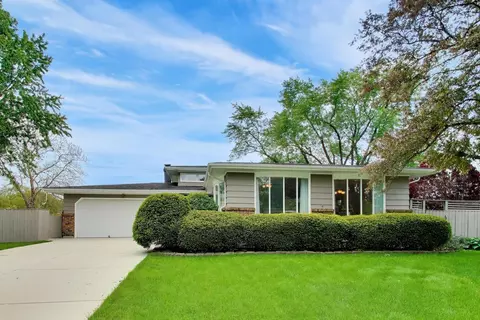 1976 Robert St, Aurora, IL 60506