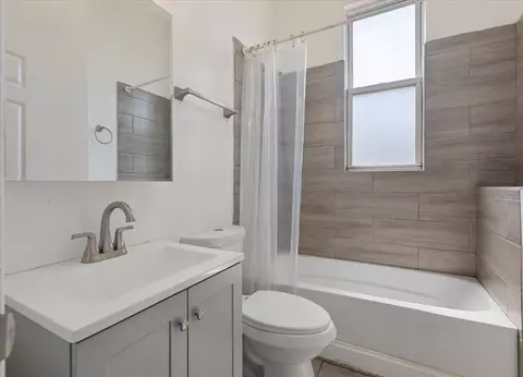Bath - 5319 S Indiana Ave, Chicago, IL 60615 photo 2 of 6
