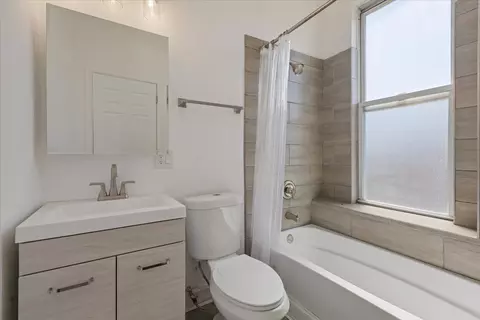 Bath - 5319 S Indiana Ave, Chicago, IL 60615 photo 1 of 6