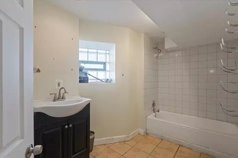 Bath - 5319 S Indiana Ave, Chicago, IL 60615 photo 5 of 6