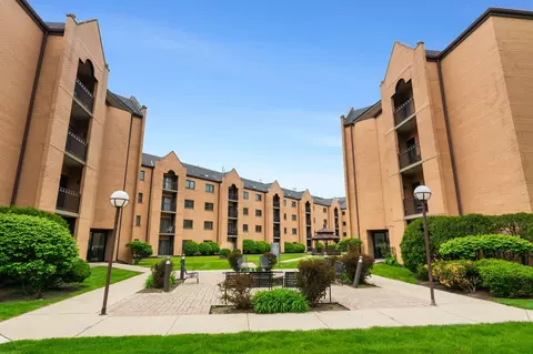 7410 W Lawrence Ave #218, Harwood Heights, IL 60706