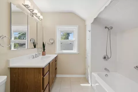 Bath - 946 Walter Ave, Des Plaines, IL 60016 photo 2 of 2