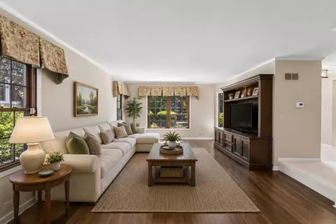 Living - 946 Walter Ave, Des Plaines, IL 60016 photo 1 of 2