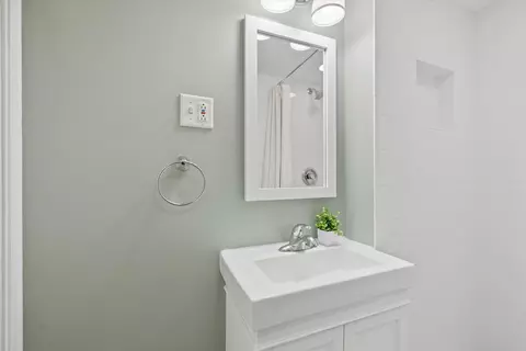 Bath - 946 Walter Ave, Des Plaines, IL 60016 photo 1 of 2