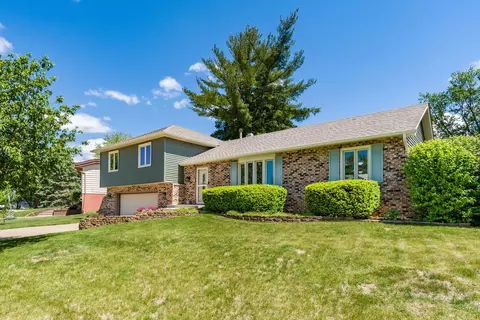 1640 Queens Dr, Bettendorf, IA 52722