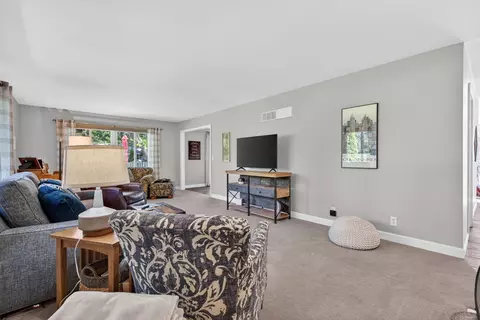 Living - 223 Willow Ln, Geneva, IL 60134 photo 3 of 4
