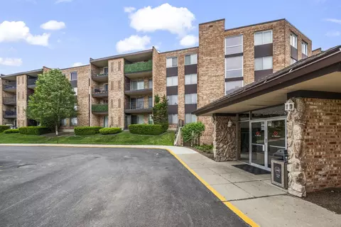 1103 S Hunt Club Dr #126, Mount Prospect, IL 60056