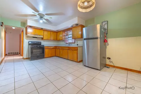 Kitchen - 15214 Evers St, Dolton, IL 60419 photo 4 of 4