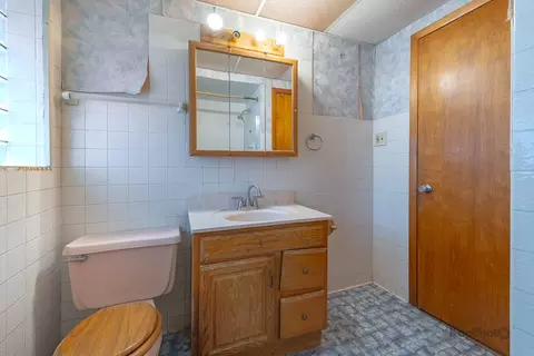 Bath - 15214 Evers St, Dolton, IL 60419 photo 3 of 3