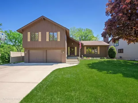 1925 Glencoe St, Wheaton, IL 60187