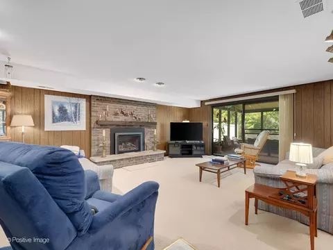Living - 1925 Glencoe St, Wheaton, IL 60187 photo 3 of 4