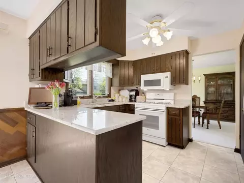 Kitchen - 1925 Glencoe St, Wheaton, IL 60187 photo 2 of 3