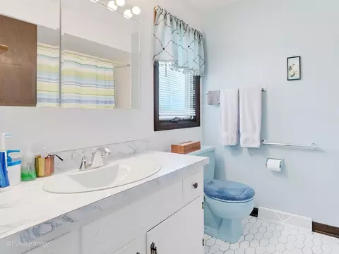 Bath - 1925 Glencoe St, Wheaton, IL 60187 photo 2 of 3