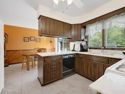 Kitchen - 1925 Glencoe St, Wheaton, IL 60187 photo 1 of 3