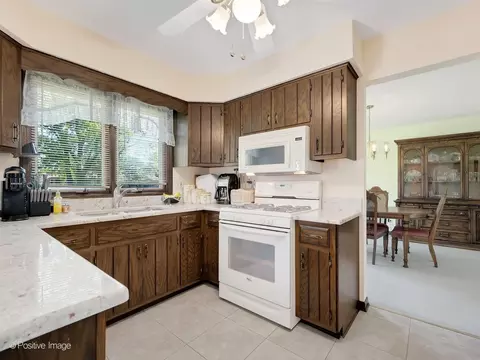 Kitchen - 1925 Glencoe St, Wheaton, IL 60187 photo 3 of 3