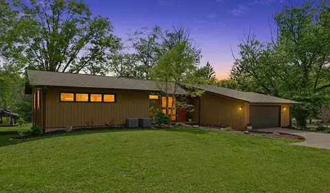 1010 Parkview Dr, Mahomet, IL 61853