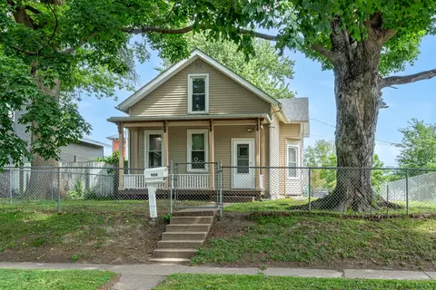906 W 14th St, Davenport, IA 52804