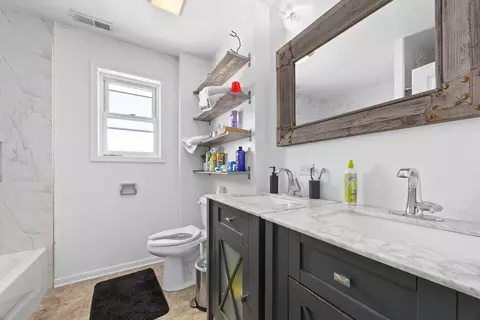Bath - 8035 S Kolin Ave, Chicago, IL 60652 photo 3 of 3