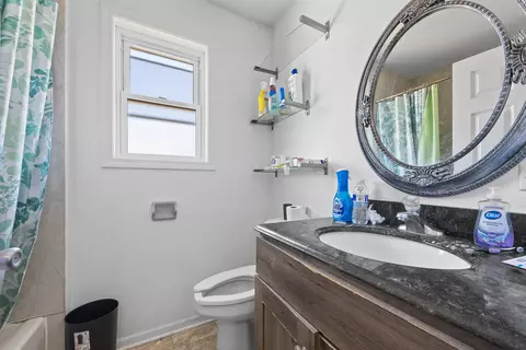 Bath - 8035 S Kolin Ave, Chicago, IL 60652 photo 2 of 3