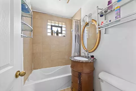 Bath - 8035 S Kolin Ave, Chicago, IL 60652 photo 1 of 3