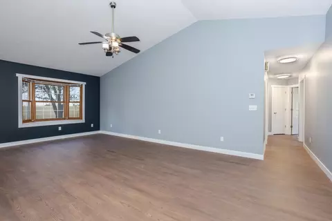 Living - 507 Lloyd Dr, Dwight, IL 60420 photo 3 of 6