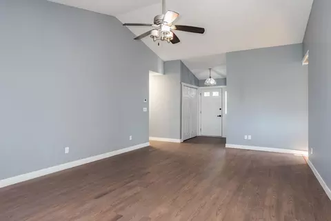 Living - 507 Lloyd Dr, Dwight, IL 60420 photo 2 of 6