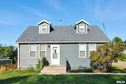 300 S 14th St, Leclaire, IA 52753