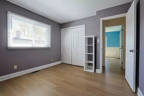 Bedroom - 1299 W New Britton Dr, Hoffman Estates, IL 60192 photo 4 of 6