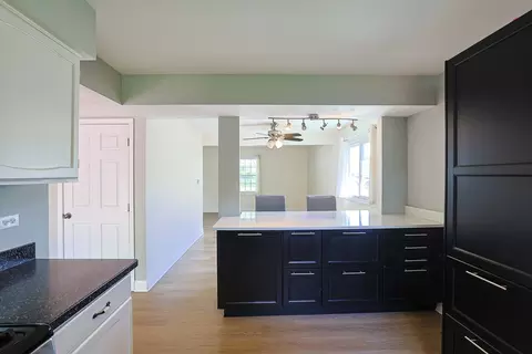 Kitchen - 1299 W New Britton Dr, Hoffman Estates, IL 60192 photo 5 of 5